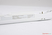 The clip-on battery doubles the internal capacity of 28 Wh when docked.