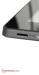 因为microSD卡槽位于设备底部，需要使用卡槽时必须将平板旋转一圈。