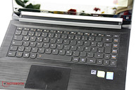 它的键盘提供了背光，且在一些模式下键盘会自动关闭。