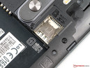 它的microSIM和microSD卡槽离得很近。