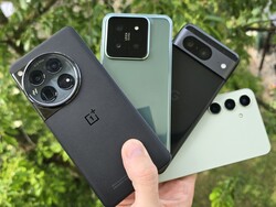 对比：OnePlus 12、Google Pixel 8、三星Galaxy S24 和小米 14。评测机由 Google、OnePlus 和小米友情提供。