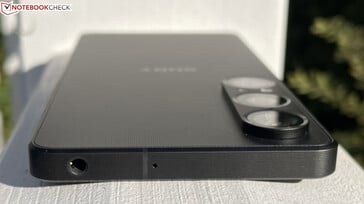 顶部：3.5 毫米音频插孔，麦克风