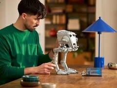 展示 AT-ST Walker 的图片。(图片来源：乐高）
