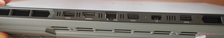 后侧：3x USB-A 3.2 Gen1、HDMI 2.1、RJ-45、电源