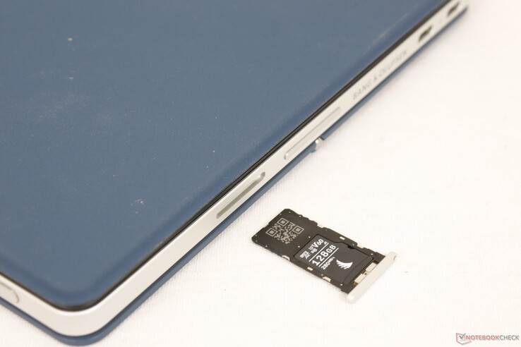 访问MicroSD插槽需要一个针。