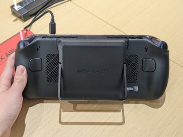 搭载英特尔 Arc G3 Extreme 的 OneXPlayer Apex Air 配备可拆卸电池