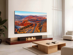 安装在墙上的 TCL QM8L/C8L