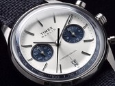 Timex Marlin Jet Chronograph TW2Y89900 的特写，展示其银白色表盘、海军蓝小表盘、立体时标、棒形指针、测速刻度和日期窗口。