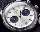 Timex Marlin Jet Chronograph TW2Y89900 的特写,展示其银白色表盘、海军蓝小表盘、立体时标、棒形指针、测速刻度和日期窗口。