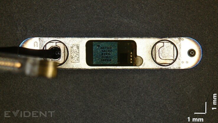 Evident Scientific 显微镜提供电容式侧边摄像头按钮的特写视图。(图片来源：iFixit）