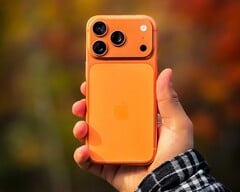 图中 iPhone 17 Pro 的后继机型可能会采用更小的冲孔设计（图片来源：Abhinav Choudhary）