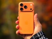 图中 iPhone 17 Pro 的后继机型可能会采用更小的冲孔设计（图片来源：Abhinav Choudhary）
