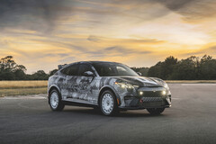 福特的Mustang Mach-E Rally从以前的福特拉力赛车型中汲取灵感,并将其应用到全轮驱动电动平台上。(图片来源:福特)