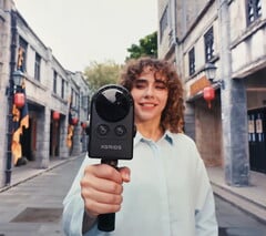 一名女子一边在街上行走，一边用Portalcam拍摄