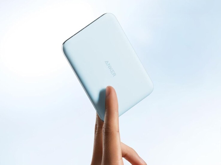 蓝色的 Anker Nano 电源（5K、MagGo、超薄型