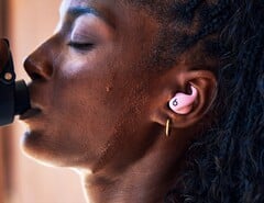 Powerbeats Fit 有四种颜色，包括粉红色。（图片来源：Apple)