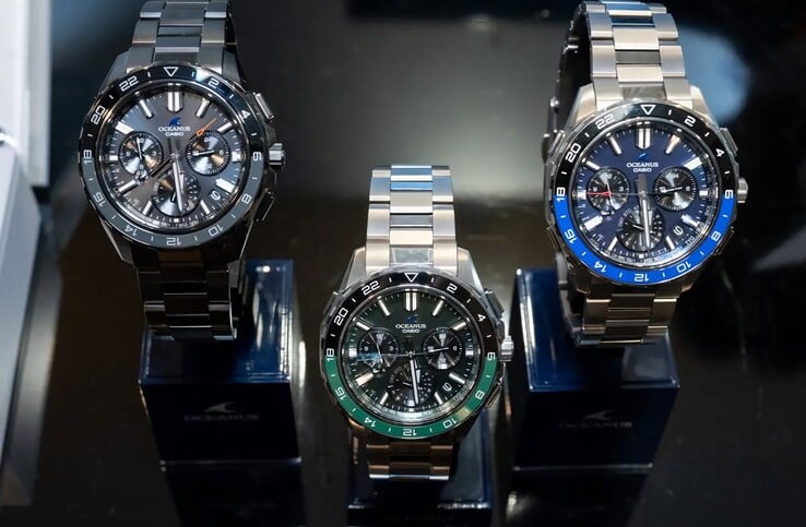 三款卡西欧Oceanus OCW-P3000手表，分别是蓝色、绿色和黑色，并排摆放。