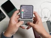 尽管配备了键盘，Clicks Communicator 的体积却相对紧凑。