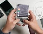 尽管配备了键盘，Clicks Communicator 的体积却相对紧凑。