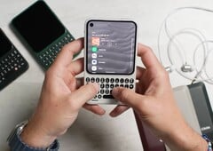 尽管配备了键盘,Clicks Communicator 的体积却相对紧凑。