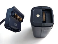 磁铁帮助将电缆固定在电池上。(图片来源：Notebookcheck）