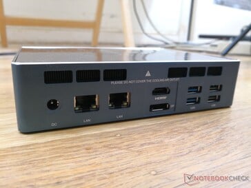 后部。交流适配器，2个千兆RJ-45，HDMI 2.0，显示端口，2个USB-A 3.0，2个USB-A 2.0
