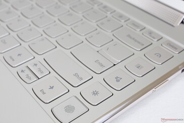 键盘布局现在包括沿右边缘的一列新的辅助键，用于音量、电源配置文件、指纹识别器和亮度控制