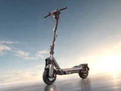 Segway Max G3 Plus 电动滑板车搭载 2,200W 增压模式，0-15 英里/小时加速时间仅需 2.4 秒。