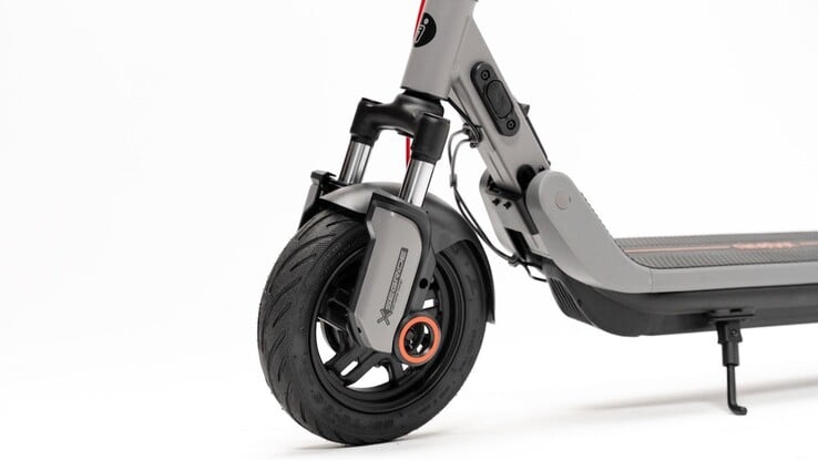 Segway E3 Go 电动滑板车配备 10 英寸轮胎和前悬架。