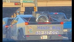 网络卡车行驶时,洗衣机插在车床插座上(图片来源:DallasTexasTV/IG)