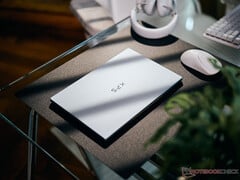XPS 13 的“Panther Lake”版本提供如图所示的“Sky”配色。
