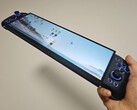 运行 Windows 系统的超宽 DIY 掌上电脑。(图片来源：PureDIY via BiliBili）