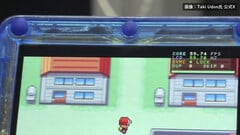 透明蓝色 FPGBA SP 掌机运行 Pokémon 的特写,可见 59.74 FPS 计数器。
