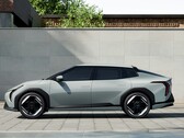 停在一栋大楼前的起亚 EV4（图片来源：现代汽车集团 via Unsplash）