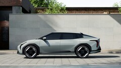 停在一栋大楼前的起亚 EV4（图片来源：现代汽车集团 via Unsplash）