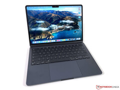 Apple MacBook Air M2 配备两个 Thunderbolt 4 端口、一个 MagSafe 接头和一个 3.5 毫米插孔。(来源：Andreas Osthoff for Notebookcheck） 