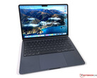 Apple MacBook Air M2 配备两个 Thunderbolt 4 端口、一个 MagSafe 接头和一个 3.5 毫米插孔。(来源：Andreas Osthoff for Notebookcheck） 