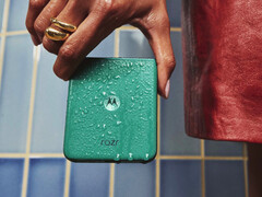 Razr 70 Plus 通过了 IP48 防尘防水认证。