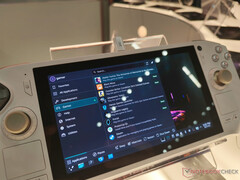 运行 Manjaro Linux 分支版本的 Zotac Zone Pro(图片来源:Notebookcheck)