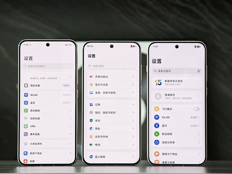 ...出现在小米 15（左）和 vivo X200 Pro Mini（右）旁边...