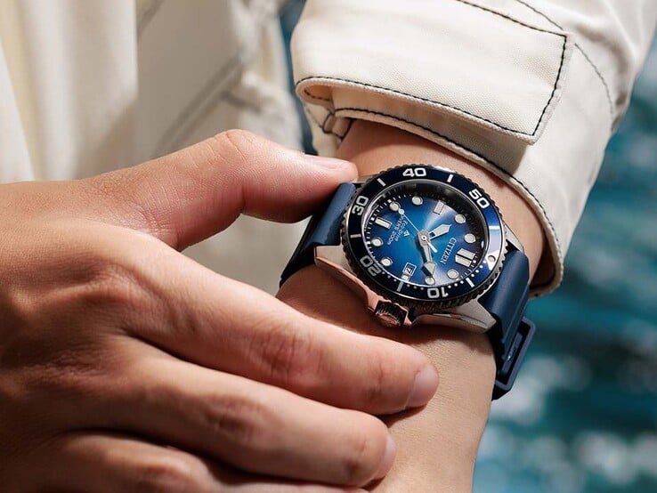 一位佩戴着西铁城Promaster Marine BN0267-04L腕表的人,该表款配有蓝色渐变表盘和蓝色表带。
