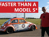 甲壳虫更轻的车身和更小的占地面积似乎对它有所帮助，因为它在赛道上击败了装有完全相同电机的特斯拉 Model S P100D。(图片来源：YouTube 上的电动老爷车）
