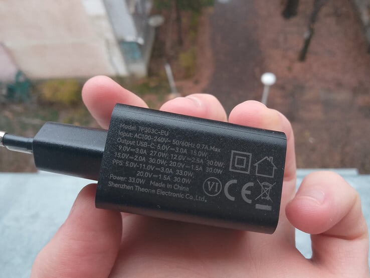 手机肯定不怕摔，但充电器可能会怕。(图片来源：Sergey Tarasov - Notebookcheck)