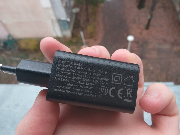 手机肯定不怕摔，但充电器可能会怕。(图片来源：Sergey Tarasov - Notebookcheck)