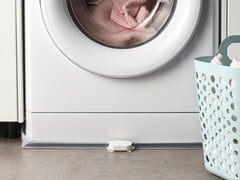 宜家的 Klippbox 漏水传感器（图中为洗衣机前）已在英国上市。(图片来源：宜家）