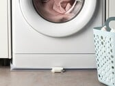 宜家的 Klippbox 漏水传感器（图中为洗衣机前）已在英国上市。(图片来源：宜家）