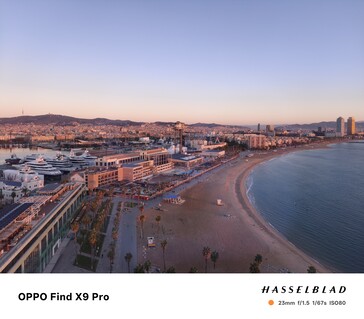 日出时,从巴塞罗那 W 酒店 16 楼向窗外拍摄的白平衡问题。