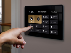 飞利浦 Dynalite Matter Bridge 结合了触摸屏（如图）和以太网网关。(图片来源：飞利浦 Dynalite）