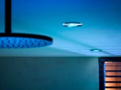 飞利浦 Hue Xamento 射灯的新款白色版本加入了旧款银色（如图）和黑色版本的智能灯。(图片来源：飞利浦 Hue）