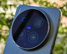 从背面看 vivo X300 Ultra。